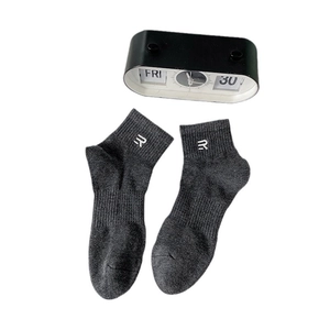 Αναπνεύσιμες σκούρες γκρι βαμβακερές κάλτσες με λευκό κέντημα R και ελαστικό ριμπ