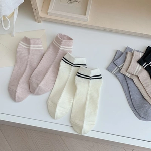 Détail de chaussettes en fibre de bambou côtelée avec design à double rayure pastel