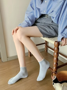 Détail de chaussettes en fibre de bambou avec bords volantés blancs et texture côtelée
