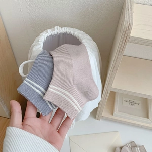 Gros plan de chaussettes en bambou à deux rayures avec une texture en maille côtelée