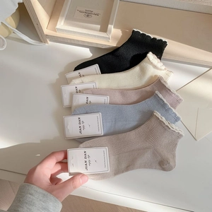 Détail de chaussettes en fibre de bambou avec bords ondulés et côtes en cinq couleurs