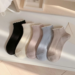 Cinq paires de chaussettes courtes en fibre de bambou avec bords à volants et coloris doux