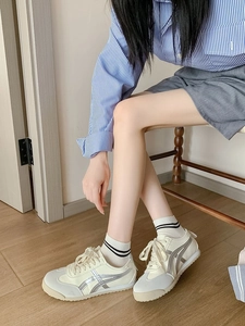 Socquettes en fibre de bambou à deux rayures portées avec des baskets rétro chics