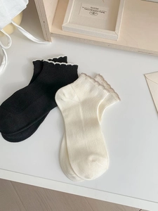 Détails des chaussettes en fibre de bambou avec texture côtelée et bords ondulés chic
