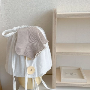 Gros plan de chaussettes en bambou beige avec texture côtelée et détails volantés