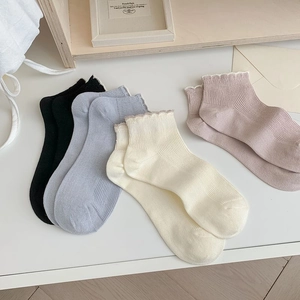 Vue détaillée de chaussettes en fibre de bambou avec bordure ondulée élégante en quatre couleurs