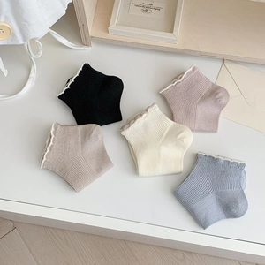 Détail de cinq paires de chaussettes en fibre de bambou avec dentelle blanche et côtes verticales