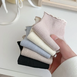 Détail de chaussettes courtes en fibre de bambou avec bordure à volants et texture