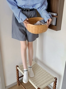 Gros plan de chaussettes en fibre de bambou blanches à rayures noires sur mannequin