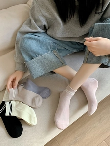 Détail des chaussettes en fibre de bambou avec doubles rayures sur les bords-côtes