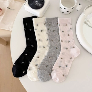 Chaussettes à fleurs pour femmes en quatre couleurs avec broderie vintage et bords côte