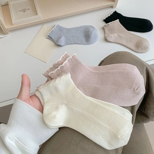 Chaussettes basses en fibre de bambou avec bords à volants et rayures en couleurs variées