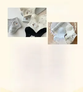 Détail de chaussettes en coton avec broderie chiot et bords-côtes élastiques