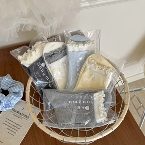 Lot de cinq paires de chaussettes mi-mollet unies avec bordure en dentelle blanche