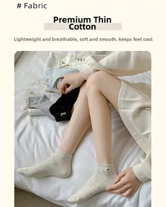 Détail de chaussettes en coton avec broderie chien et motif à pois pour femme
