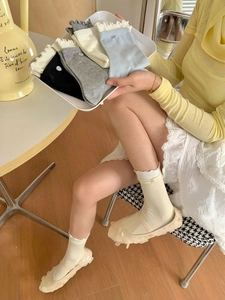 Détail de chaussettes à volants pour femmes avec bouton décoratif en coton doux et pur