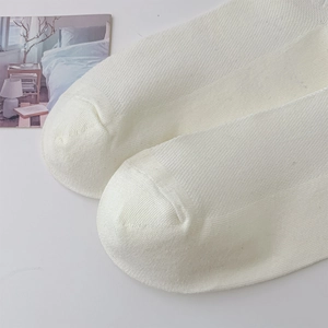 Close-up of seamless toe stitching on premium white combed cotton knitted ankle socks