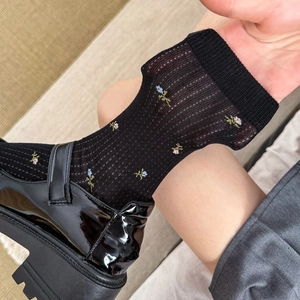 Chaussettes mi-hautes transparentes en résille noire avec broderie florale délicate