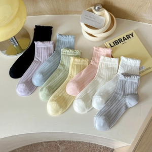 Détail de chaussettes en résille à 200 aiguilles avec volants en neuf tons pastels