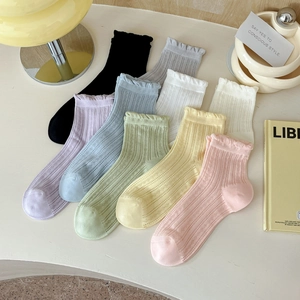 Détails de chaussettes en résille respirante avec bords à volants en huit tons pastel