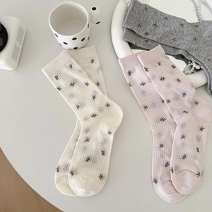 Détails de chaussettes en maille à fleurs avec texture respirante en blanc et rose