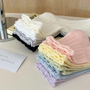 Gros plan détaillé de chaussettes en maille colorée avec d'élégants volants en dentelle