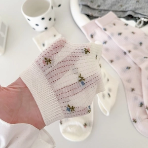Détail de chaussettes en résille à fleurs vintage avec tissu respirant et motifs floraux