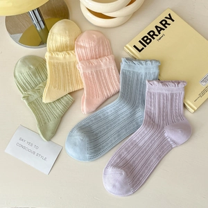Vue détaillée de 5 paires de chaussettes en maille pastel avec bords à volants et texture