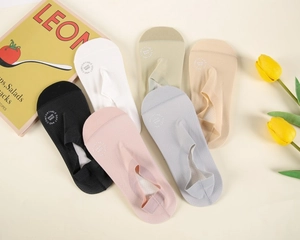 Detaillierte Nahaufnahme von sechsfarbigen kühlenden unsichtbaren Socken mit Baumwollsohle