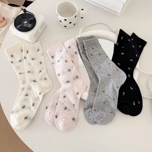 Lot de quatre chaussettes mi-hautes à fleurs en crème, rose, gris et noir élégantes