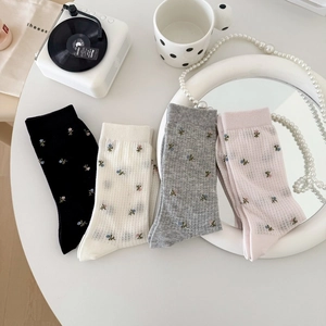Mise à plat de chaussettes vintage en résille à fleurs en noir, beige, gris et rose