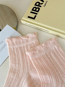 Vue détaillée de chaussettes roses en maille ajourée avec bordure dentelle élégante