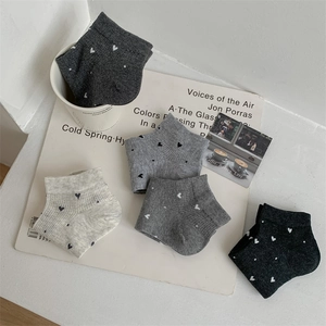 Detalle de cinco pares de calcetines de algodón con bordado de corazón en tonos neutros