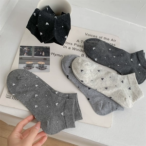 Detalle de cuatro pares de calcetines bajos de algodón con motivos de corazón