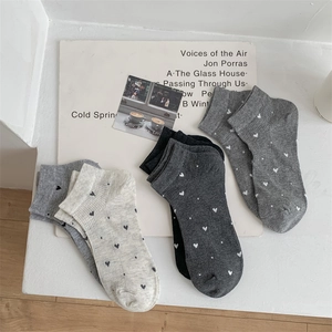 Detalle de calcetines cortos de algodón en cuatro colores con diseños de corazones