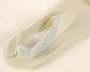 Detail von Mesh-Füßlingen mit dreifachen Silikon-Anti-Rutsch-Streifen an der Ferse