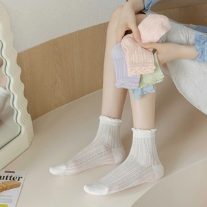 Détails de chaussettes en coton à maille ajourée avec bordures volantées élégantes