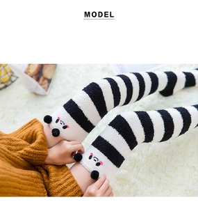 Détail de chaussettes hautes en polaire corail avec motif panda à rayures et oreilles 3D