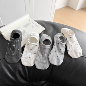 Detalle de cinco pares de calcetines invisibles de malla con bordado de lazo y punto de canalé