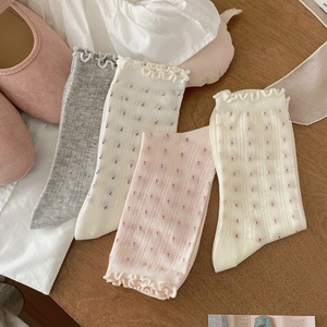 Flachbild von japanischen Baumwollsocken mit Rüschenrand und bunten Punkten