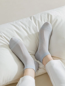 Close-up of light gray breathable modal ankle socks featuring elegant ribbed texture