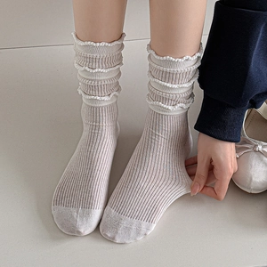 Breathable cotton slouch socks with lace trim and vertical ribbing in beige