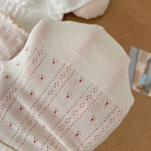 Detailansicht der atmungsaktiven Baumwollsocken mit Kirschmuster und weichem Rollrand