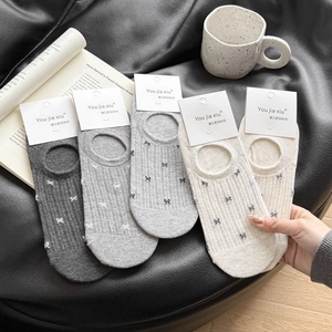 Calcetines invisibles de malla para mujer con lazo jacquard en gris y beige