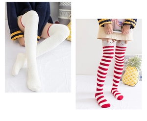 Vue détaillée des chaussettes hautes en polaire corail pour femmes avec rayures et oreilles