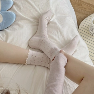 Cremeweiße Netz-Baumwollsocken mit Blumenmuster, Rüschensaum und hohlem Strickdesign