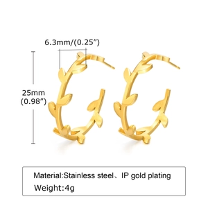 Boucles d'oreilles créoles C en acier inoxydable doré avec motif feuille de 25mm
