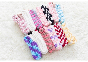Chaussettes hautes en polaire corail à rayures et carreaux colorés disposées à plat