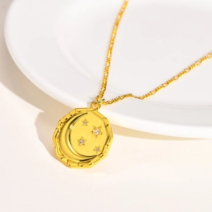 Élégant collier céleste en or avec un pendentif pièce octogonale aux motifs lune et étoiles
