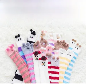 Détails de chaussettes en polaire corail avec motifs d'animaux et rayures douces